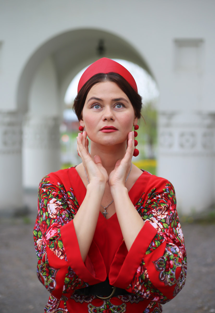 Владимирский этноспикер Таис Карелина запустила новый авторский проект «Царевна». Его суть очень проста. Специалист по русским национальным костюмам решила фотографироваться на фоне местных достопримечательностей в разных образах, которые словно подчеркивают особенности памятников архитектуры.