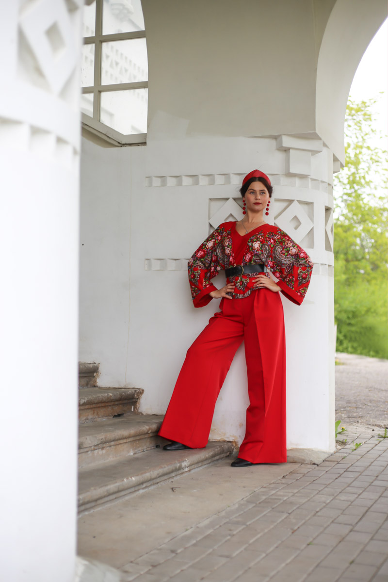 Владимирский этноспикер Таис Карелина запустила новый авторский проект «Царевна». Его суть очень проста. Специалист по русским национальным костюмам решила фотографироваться на фоне местных достопримечательностей в разных образах, которые словно подчеркивают особенности памятников архитектуры.