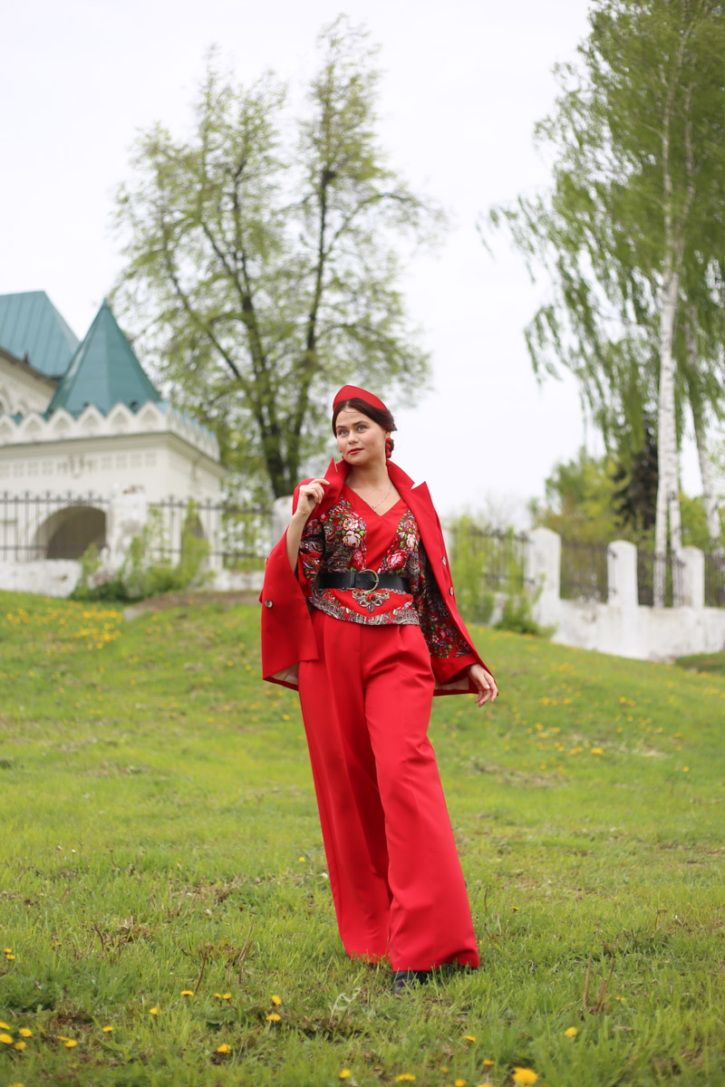 Владимирский этноспикер Таис Карелина запустила новый авторский проект «Царевна». Его суть очень проста. Специалист по русским национальным костюмам решила фотографироваться на фоне местных достопримечательностей в разных образах, которые словно подчеркивают особенности памятников архитектуры.