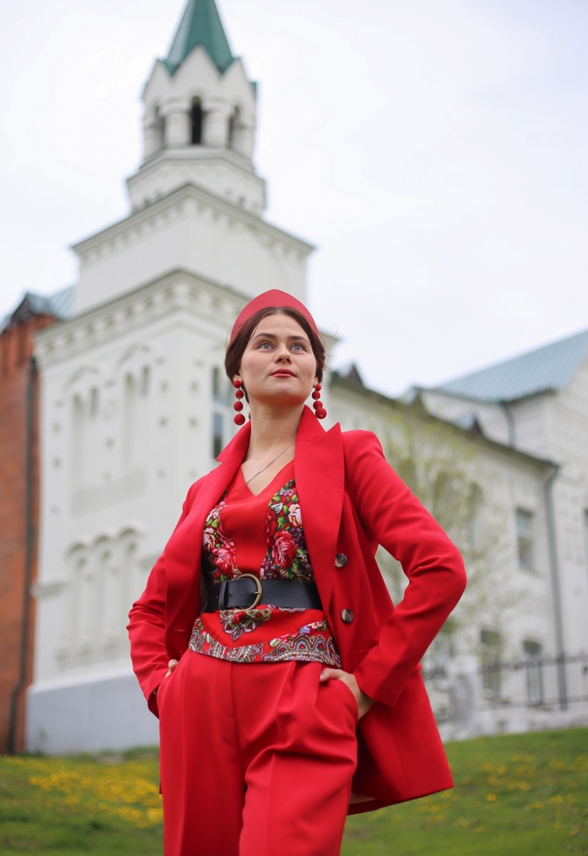 Владимирский этноспикер Таис Карелина запустила новый авторский проект «Царевна». Его суть очень проста. Специалист по русским национальным костюмам решила фотографироваться на фоне местных достопримечательностей в разных образах, которые словно подчеркивают особенности памятников архитектуры.