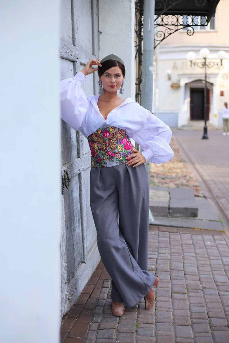 Владимирский этноспикер Таис Карелина запустила новый авторский проект «Царевна». Его суть очень проста. Специалист по русским национальным костюмам решила фотографироваться на фоне местных достопримечательностей в разных образах, которые словно подчеркивают особенности памятников архитектуры.