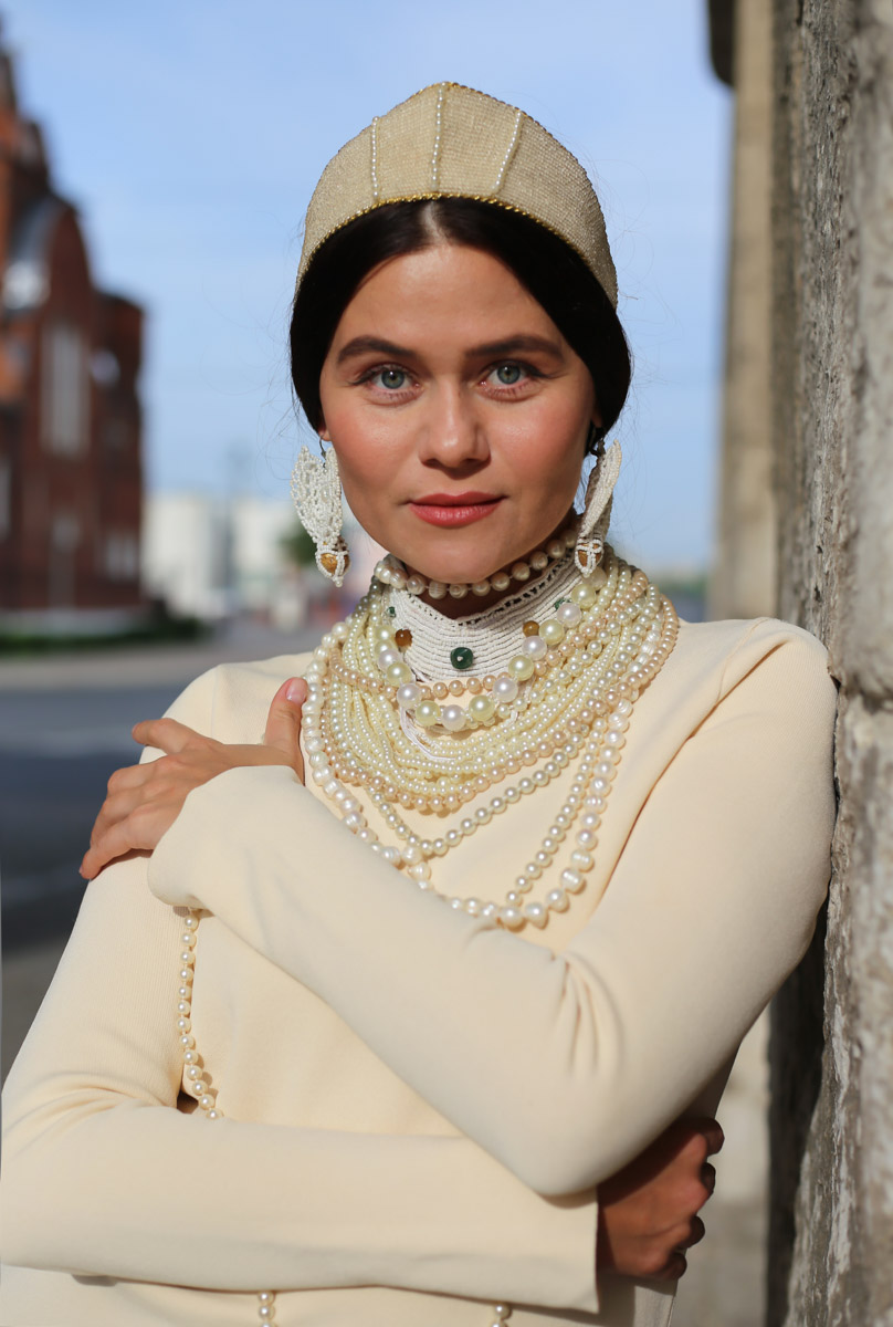 Владимирский этноспикер Таис Карелина запустила новый авторский проект «Царевна». Его суть очень проста. Специалист по русским национальным костюмам решила фотографироваться на фоне местных достопримечательностей в разных образах, которые словно подчеркивают особенности памятников архитектуры.