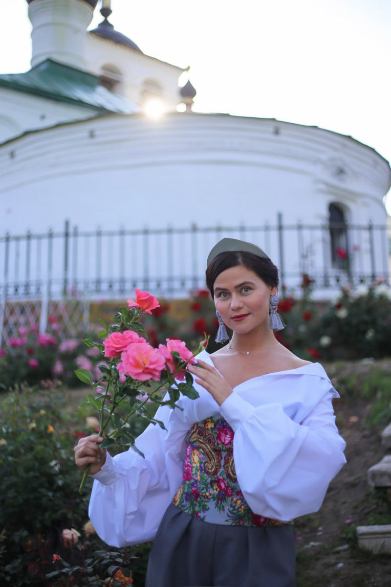 Владимирский этноспикер Таис Карелина запустила новый авторский проект «Царевна». Его суть очень проста. Специалист по русским национальным костюмам решила фотографироваться на фоне местных достопримечательностей в разных образах, которые словно подчеркивают особенности памятников архитектуры.