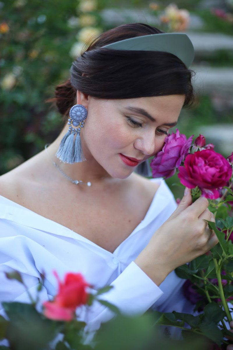 Владимирский этноспикер Таис Карелина запустила новый авторский проект «Царевна». Его суть очень проста. Специалист по русским национальным костюмам решила фотографироваться на фоне местных достопримечательностей в разных образах, которые словно подчеркивают особенности памятников архитектуры.