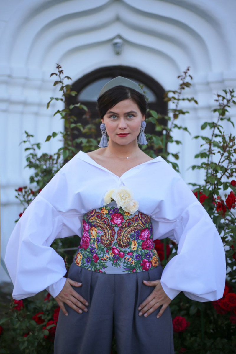 Владимирский этноспикер Таис Карелина запустила новый авторский проект «Царевна». Его суть очень проста. Специалист по русским национальным костюмам решила фотографироваться на фоне местных достопримечательностей в разных образах, которые словно подчеркивают особенности памятников архитектуры.