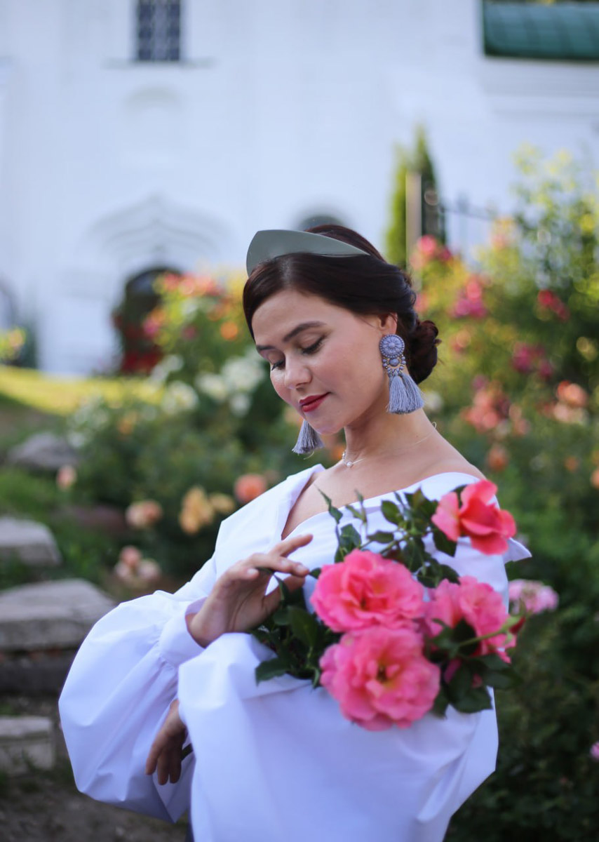 Владимирский этноспикер Таис Карелина запустила новый авторский проект «Царевна». Его суть очень проста. Специалист по русским национальным костюмам решила фотографироваться на фоне местных достопримечательностей в разных образах, которые словно подчеркивают особенности памятников архитектуры.