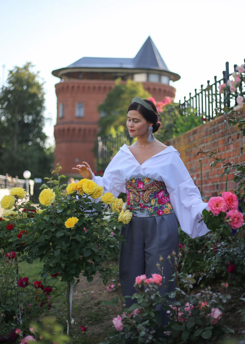 Владимирский этноспикер Таис Карелина запустила новый авторский проект «Царевна». Его суть очень проста. Специалист по русским национальным костюмам решила фотографироваться на фоне местных достопримечательностей в разных образах, которые словно подчеркивают особенности памятников архитектуры.