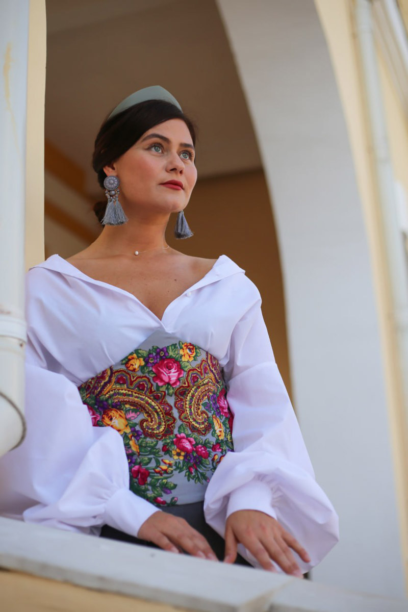 Владимирский этноспикер Таис Карелина запустила новый авторский проект «Царевна». Его суть очень проста. Специалист по русским национальным костюмам решила фотографироваться на фоне местных достопримечательностей в разных образах, которые словно подчеркивают особенности памятников архитектуры.