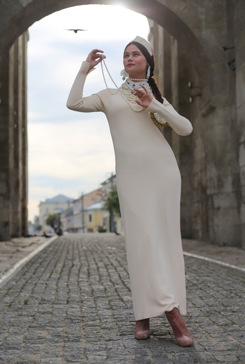 Владимирский этноспикер Таис Карелина запустила новый авторский проект «Царевна». Его суть очень проста. Специалист по русским национальным костюмам решила фотографироваться на фоне местных достопримечательностей в разных образах, которые словно подчеркивают особенности памятников архитектуры.