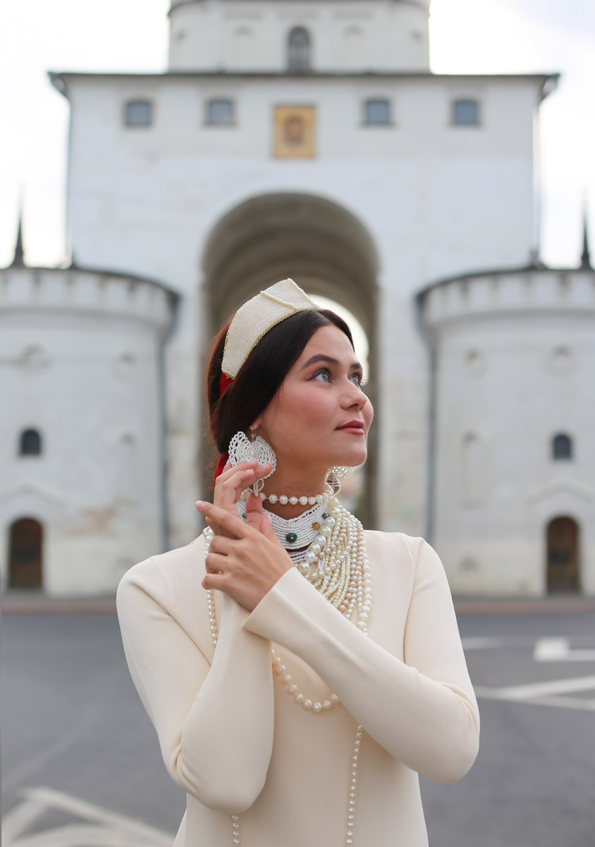 Владимирский этноспикер Таис Карелина запустила новый авторский проект «Царевна». Его суть очень проста. Специалист по русским национальным костюмам решила фотографироваться на фоне местных достопримечательностей в разных образах, которые словно подчеркивают особенности памятников архитектуры.