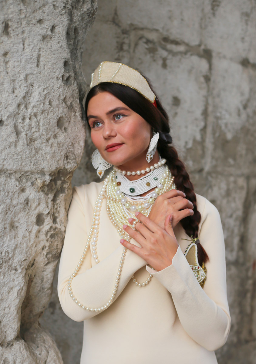 Владимирский этноспикер Таис Карелина запустила новый авторский проект «Царевна». Его суть очень проста. Специалист по русским национальным костюмам решила фотографироваться на фоне местных достопримечательностей в разных образах, которые словно подчеркивают особенности памятников архитектуры.