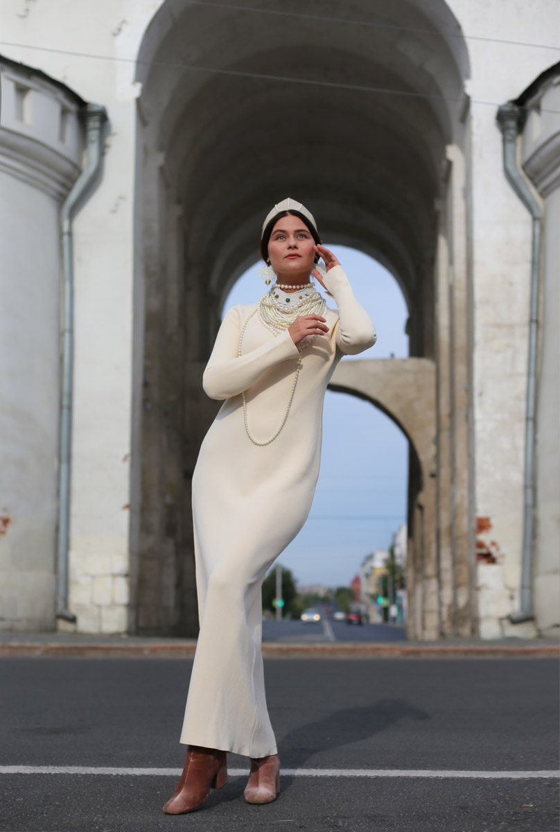 Владимирский этноспикер Таис Карелина запустила новый авторский проект «Царевна». Его суть очень проста. Специалист по русским национальным костюмам решила фотографироваться на фоне местных достопримечательностей в разных образах, которые словно подчеркивают особенности памятников архитектуры.