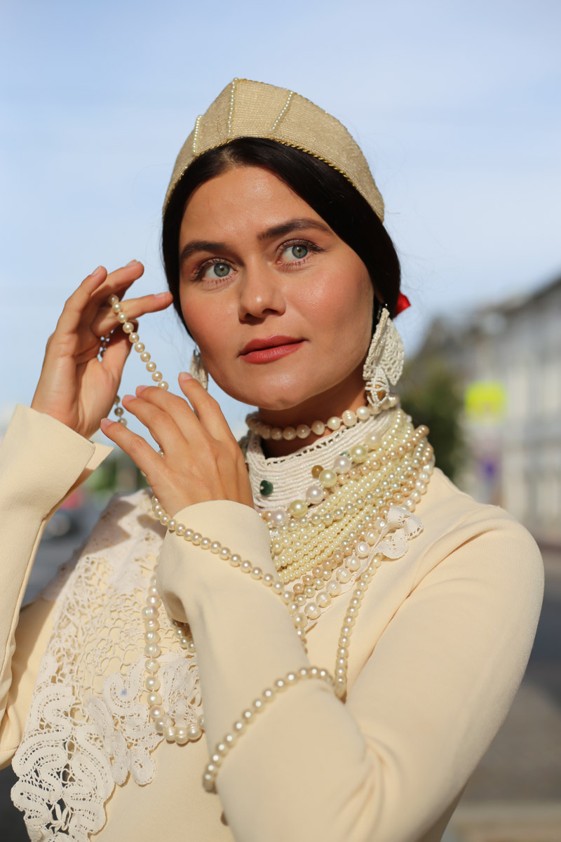 Владимирский этноспикер Таис Карелина запустила новый авторский проект «Царевна». Его суть очень проста. Специалист по русским национальным костюмам решила фотографироваться на фоне местных достопримечательностей в разных образах, которые словно подчеркивают особенности памятников архитектуры.