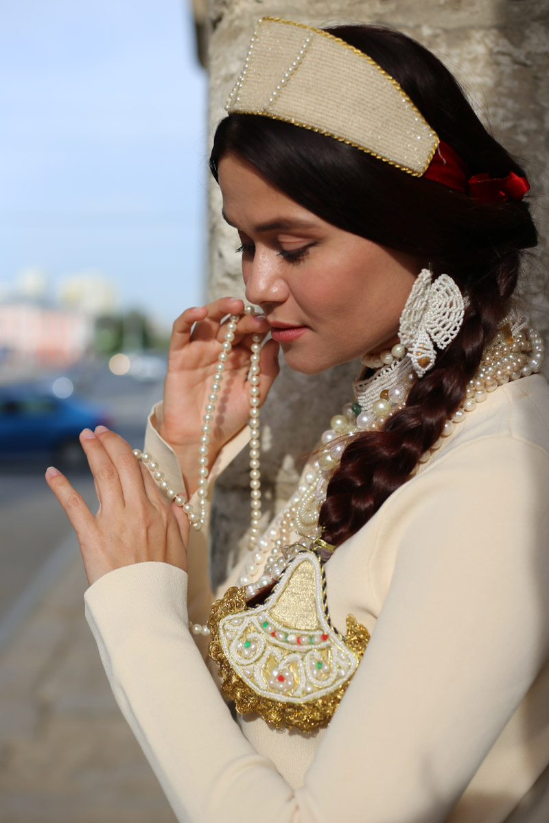 Владимирский этноспикер Таис Карелина запустила новый авторский проект «Царевна». Его суть очень проста. Специалист по русским национальным костюмам решила фотографироваться на фоне местных достопримечательностей в разных образах, которые словно подчеркивают особенности памятников архитектуры.