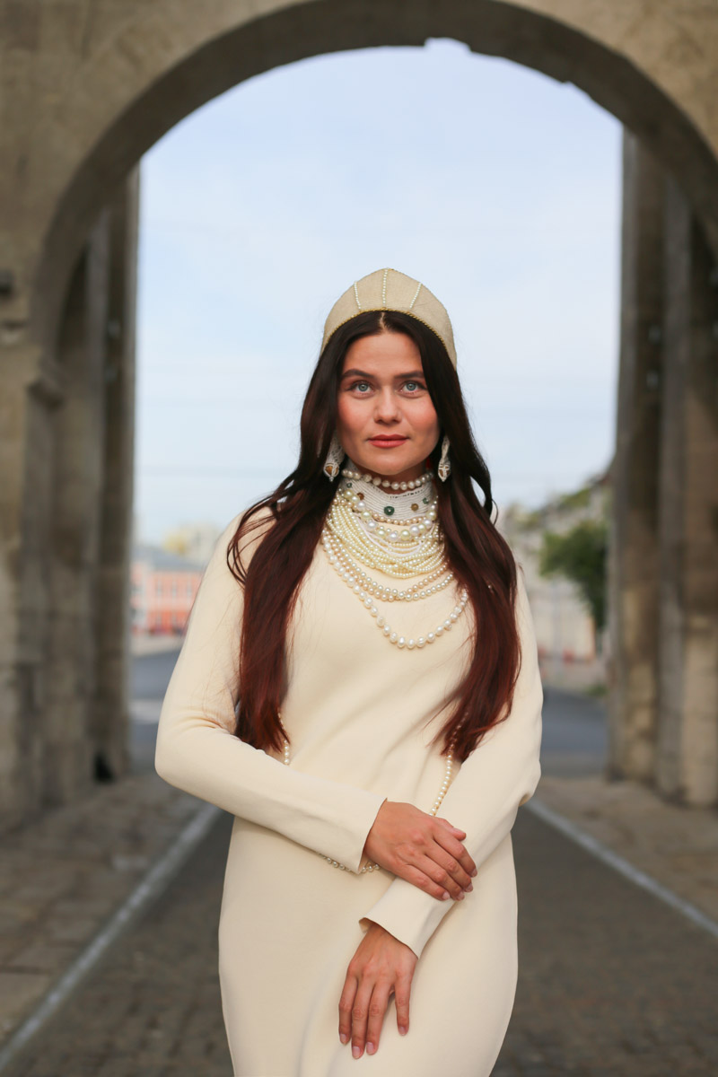 Владимирский этноспикер Таис Карелина запустила новый авторский проект «Царевна». Его суть очень проста. Специалист по русским национальным костюмам решила фотографироваться на фоне местных достопримечательностей в разных образах, которые словно подчеркивают особенности памятников архитектуры.