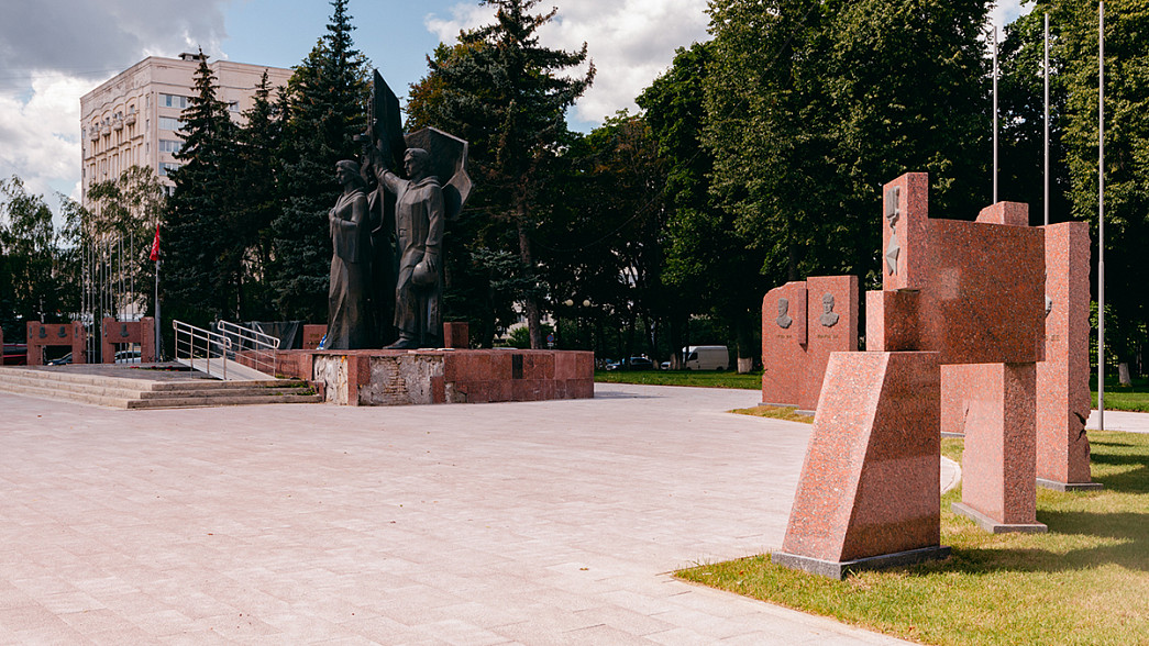 Пока мы заняты своими будничными делами, работы по благоустройству трех общественных пространств Владимира, запланированные на теплый сезон этого года, постепенно подходят к своему логическому завершению.