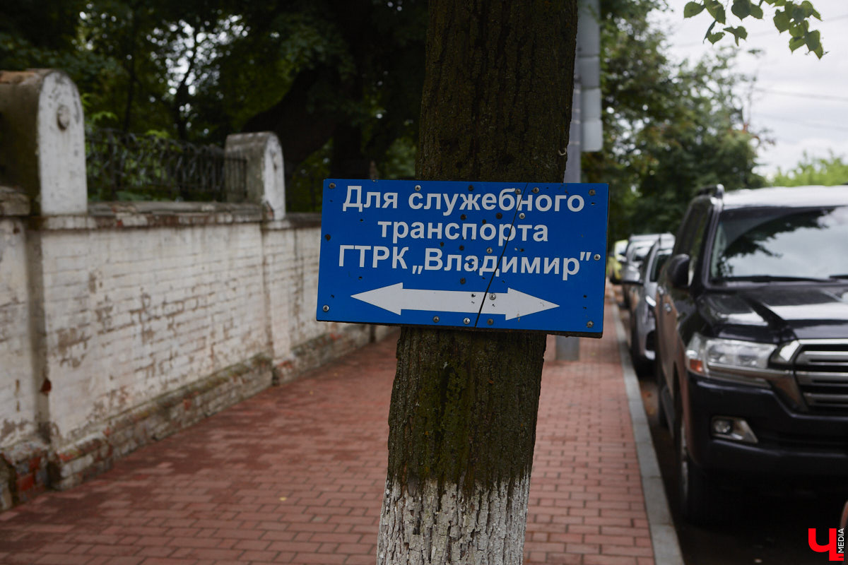 Во Владимире хотят создать почти 900 платных парковочных мест. А как у нас обстоят дела с бесплатными? Найти стоянку в центре — задача не из простых. Но если постараться, то вполне реально. «Ключ-Медиа» задался этой целью и готов поделиться с вами, где сейчас можно оставить автомобиль, не заплатив ни рубля.