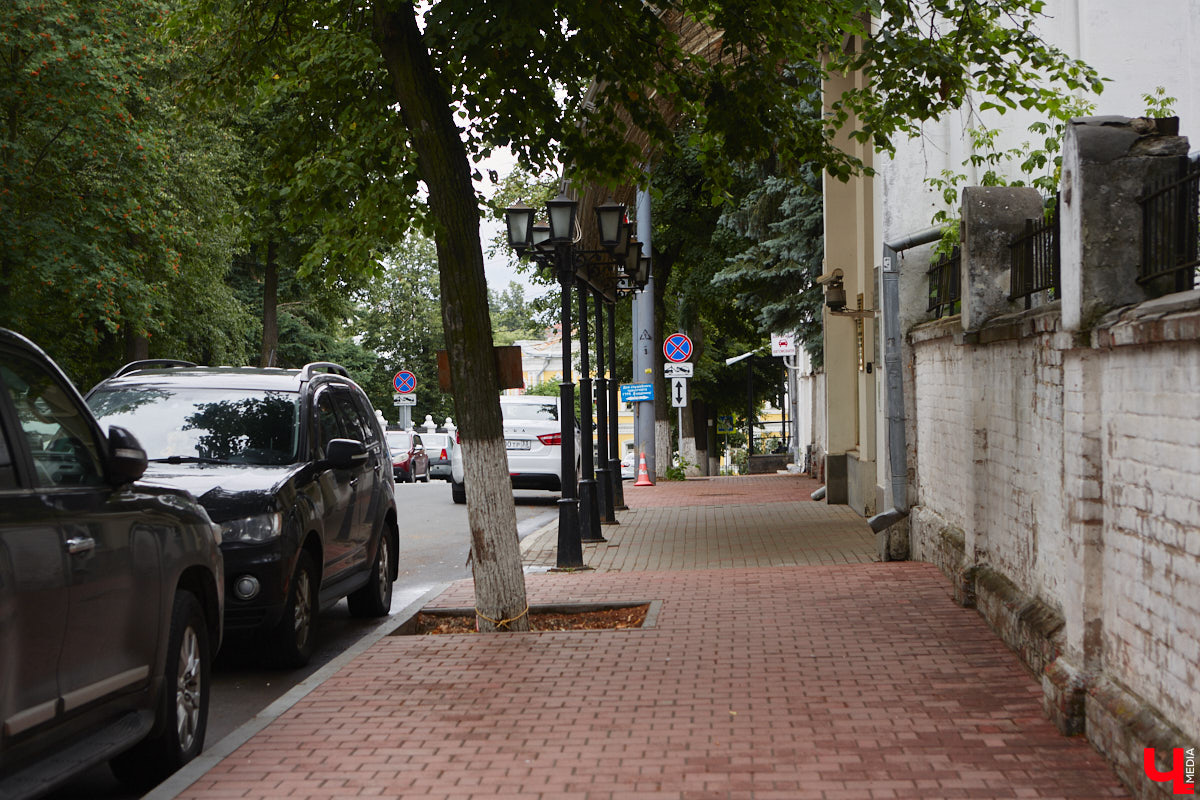 Во Владимире хотят создать почти 900 платных парковочных мест. А как у нас обстоят дела с бесплатными? Найти стоянку в центре — задача не из простых. Но если постараться, то вполне реально. «Ключ-Медиа» задался этой целью и готов поделиться с вами, где сейчас можно оставить автомобиль, не заплатив ни рубля.