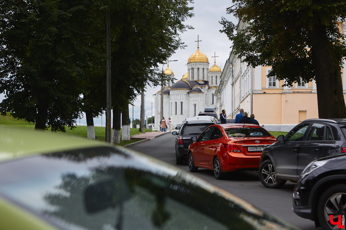 Во Владимире хотят создать почти 900 платных парковочных мест. А как у нас обстоят дела с бесплатными? Найти стоянку в центре — задача не из простых. Но если постараться, то вполне реально. «Ключ-Медиа» задался этой целью и готов поделиться с вами, где сейчас можно оставить автомобиль, не заплатив ни рубля.