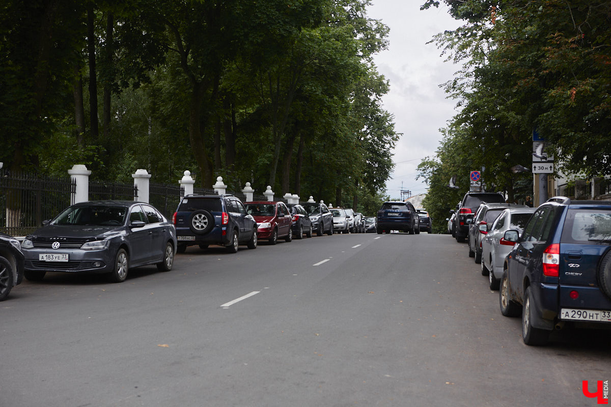 Во Владимире хотят создать почти 900 платных парковочных мест. А как у нас обстоят дела с бесплатными? Найти стоянку в центре — задача не из простых. Но если постараться, то вполне реально. «Ключ-Медиа» задался этой целью и готов поделиться с вами, где сейчас можно оставить автомобиль, не заплатив ни рубля.