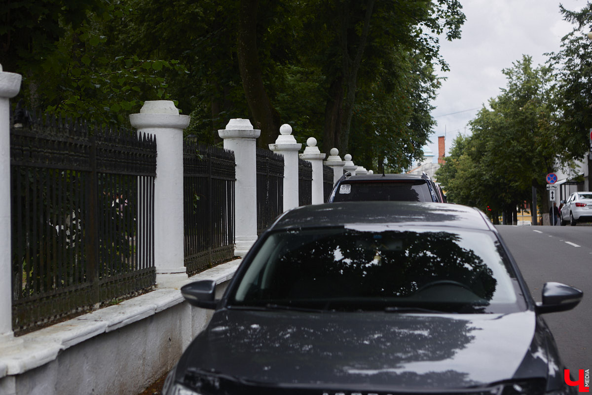 Во Владимире хотят создать почти 900 платных парковочных мест. А как у нас обстоят дела с бесплатными? Найти стоянку в центре — задача не из простых. Но если постараться, то вполне реально. «Ключ-Медиа» задался этой целью и готов поделиться с вами, где сейчас можно оставить автомобиль, не заплатив ни рубля.