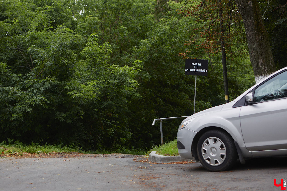 Во Владимире хотят создать почти 900 платных парковочных мест. А как у нас обстоят дела с бесплатными? Найти стоянку в центре — задача не из простых. Но если постараться, то вполне реально. «Ключ-Медиа» задался этой целью и готов поделиться с вами, где сейчас можно оставить автомобиль, не заплатив ни рубля.