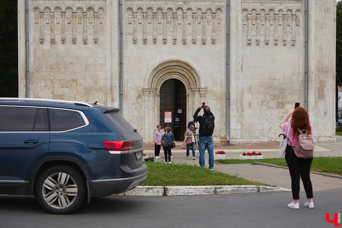Во Владимире хотят создать почти 900 платных парковочных мест. А как у нас обстоят дела с бесплатными? Найти стоянку в центре — задача не из простых. Но если постараться, то вполне реально. «Ключ-Медиа» задался этой целью и готов поделиться с вами, где сейчас можно оставить автомобиль, не заплатив ни рубля.