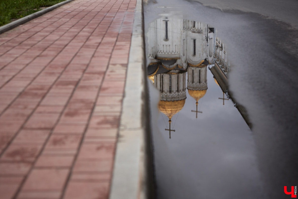 Во Владимире хотят создать почти 900 платных парковочных мест. А как у нас обстоят дела с бесплатными? Найти стоянку в центре — задача не из простых. Но если постараться, то вполне реально. «Ключ-Медиа» задался этой целью и готов поделиться с вами, где сейчас можно оставить автомобиль, не заплатив ни рубля.