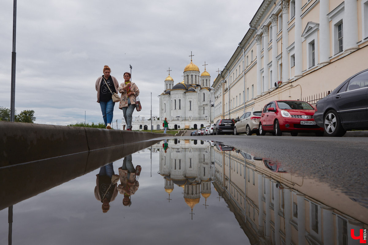 Во Владимире хотят создать почти 900 платных парковочных мест. А как у нас обстоят дела с бесплатными? Найти стоянку в центре — задача не из простых. Но если постараться, то вполне реально. «Ключ-Медиа» задался этой целью и готов поделиться с вами, где сейчас можно оставить автомобиль, не заплатив ни рубля.