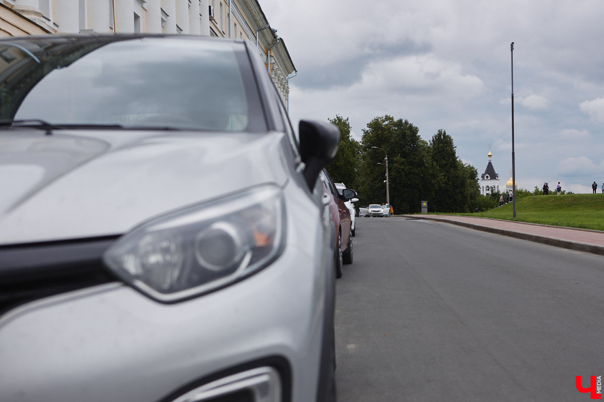 Во Владимире хотят создать почти 900 платных парковочных мест. А как у нас обстоят дела с бесплатными? Найти стоянку в центре — задача не из простых. Но если постараться, то вполне реально. «Ключ-Медиа» задался этой целью и готов поделиться с вами, где сейчас можно оставить автомобиль, не заплатив ни рубля.