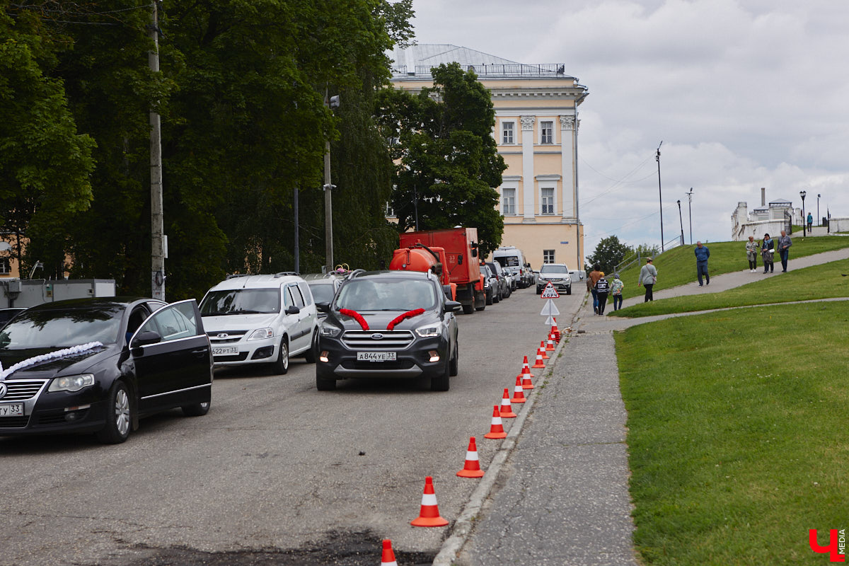 Во Владимире хотят создать почти 900 платных парковочных мест. А как у нас обстоят дела с бесплатными? Найти стоянку в центре — задача не из простых. Но если постараться, то вполне реально. «Ключ-Медиа» задался этой целью и готов поделиться с вами, где сейчас можно оставить автомобиль, не заплатив ни рубля.