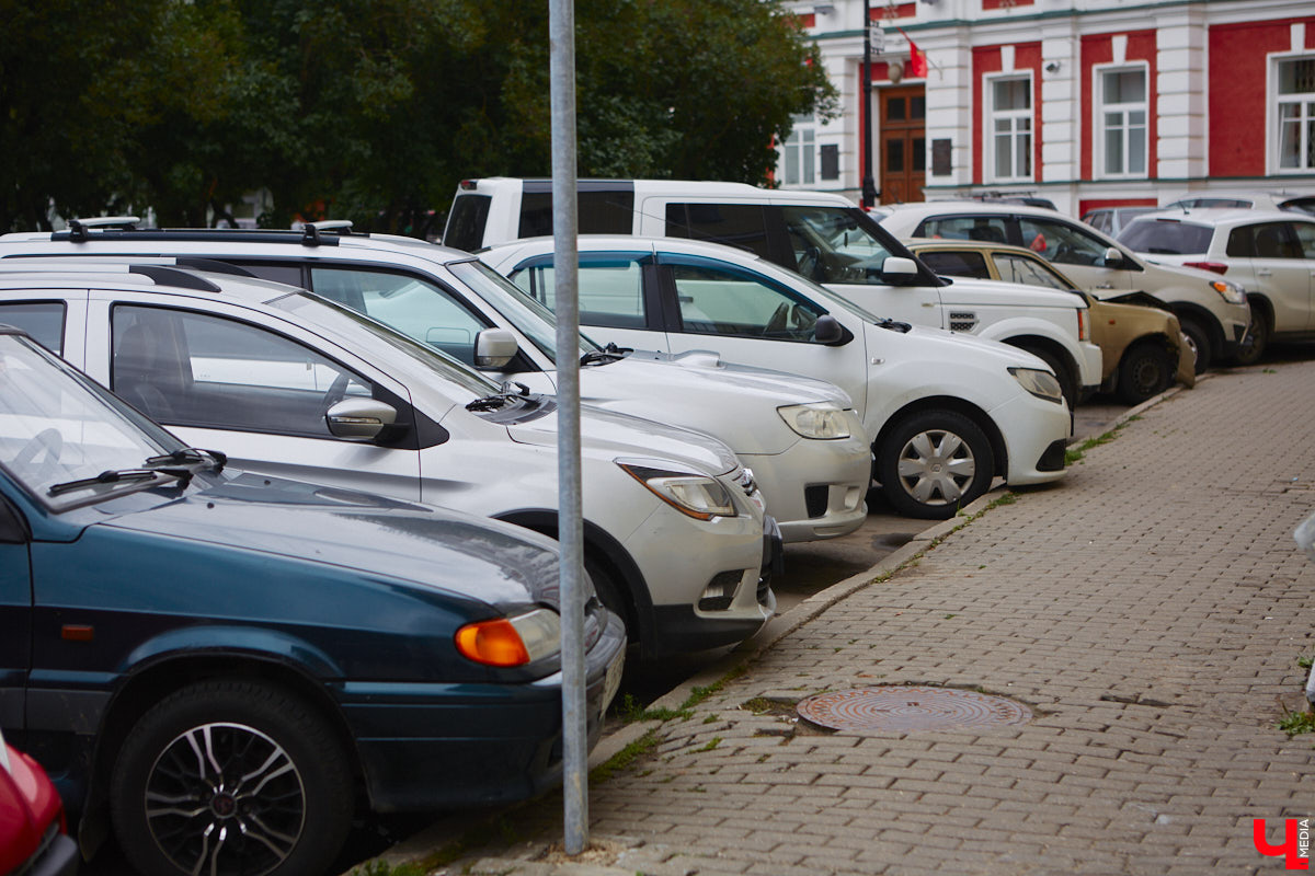 Во Владимире хотят создать почти 900 платных парковочных мест. А как у нас обстоят дела с бесплатными? Найти стоянку в центре — задача не из простых. Но если постараться, то вполне реально. «Ключ-Медиа» задался этой целью и готов поделиться с вами, где сейчас можно оставить автомобиль, не заплатив ни рубля.