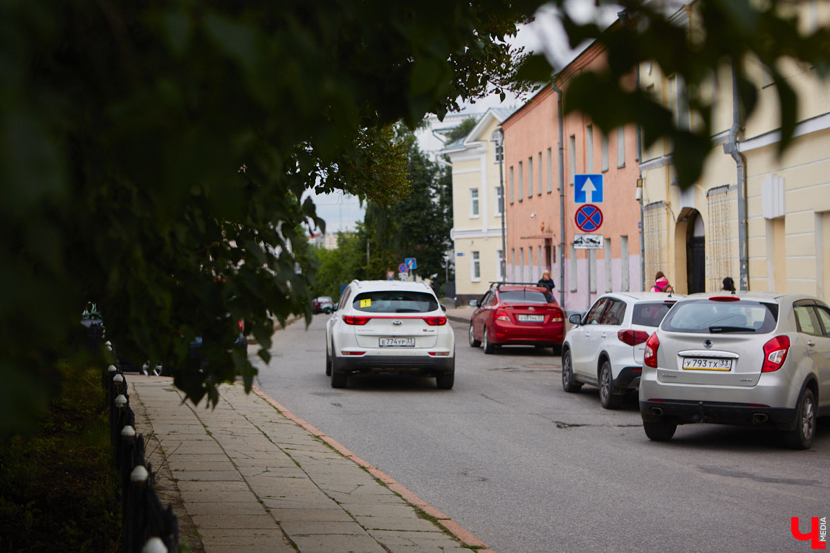 Во Владимире хотят создать почти 900 платных парковочных мест. А как у нас обстоят дела с бесплатными? Найти стоянку в центре — задача не из простых. Но если постараться, то вполне реально. «Ключ-Медиа» задался этой целью и готов поделиться с вами, где сейчас можно оставить автомобиль, не заплатив ни рубля.