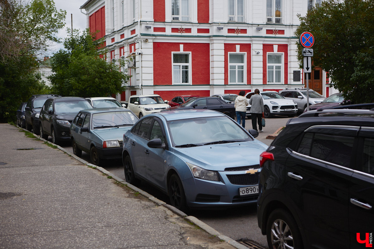 Во Владимире хотят создать почти 900 платных парковочных мест. А как у нас обстоят дела с бесплатными? Найти стоянку в центре — задача не из простых. Но если постараться, то вполне реально. «Ключ-Медиа» задался этой целью и готов поделиться с вами, где сейчас можно оставить автомобиль, не заплатив ни рубля.
