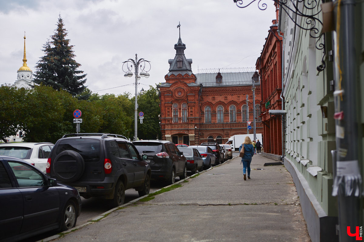 Во Владимире хотят создать почти 900 платных парковочных мест. А как у нас обстоят дела с бесплатными? Найти стоянку в центре — задача не из простых. Но если постараться, то вполне реально. «Ключ-Медиа» задался этой целью и готов поделиться с вами, где сейчас можно оставить автомобиль, не заплатив ни рубля.