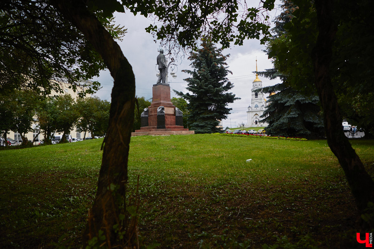 Во Владимире хотят создать почти 900 платных парковочных мест. А как у нас обстоят дела с бесплатными? Найти стоянку в центре — задача не из простых. Но если постараться, то вполне реально. «Ключ-Медиа» задался этой целью и готов поделиться с вами, где сейчас можно оставить автомобиль, не заплатив ни рубля.