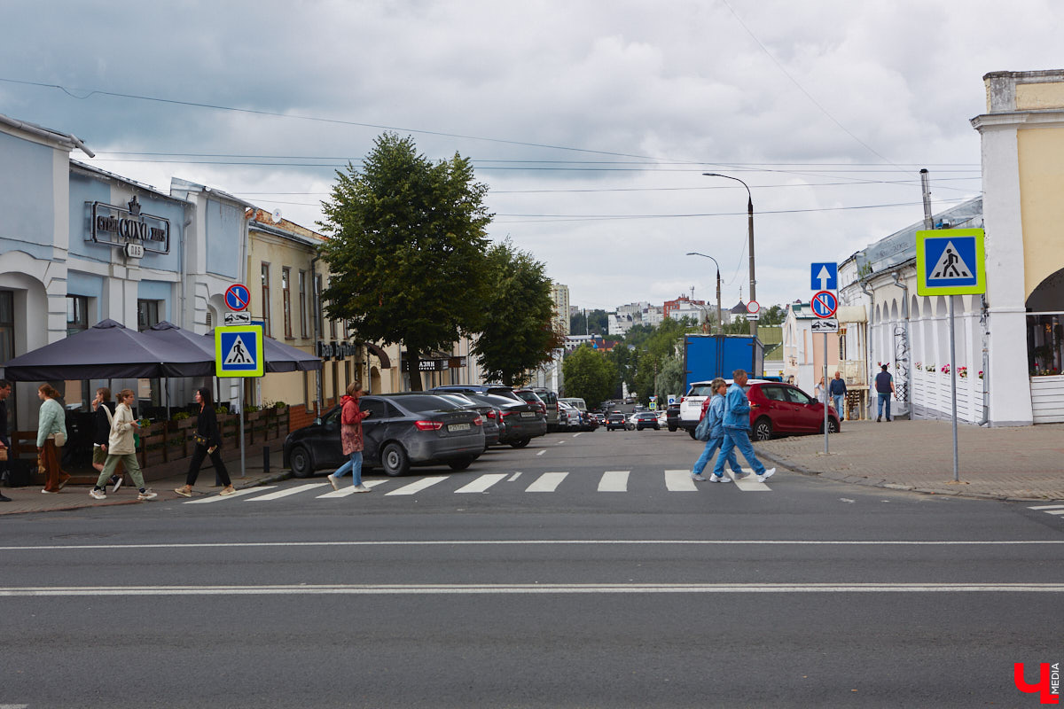 Во Владимире хотят создать почти 900 платных парковочных мест. А как у нас обстоят дела с бесплатными? Найти стоянку в центре — задача не из простых. Но если постараться, то вполне реально. «Ключ-Медиа» задался этой целью и готов поделиться с вами, где сейчас можно оставить автомобиль, не заплатив ни рубля.