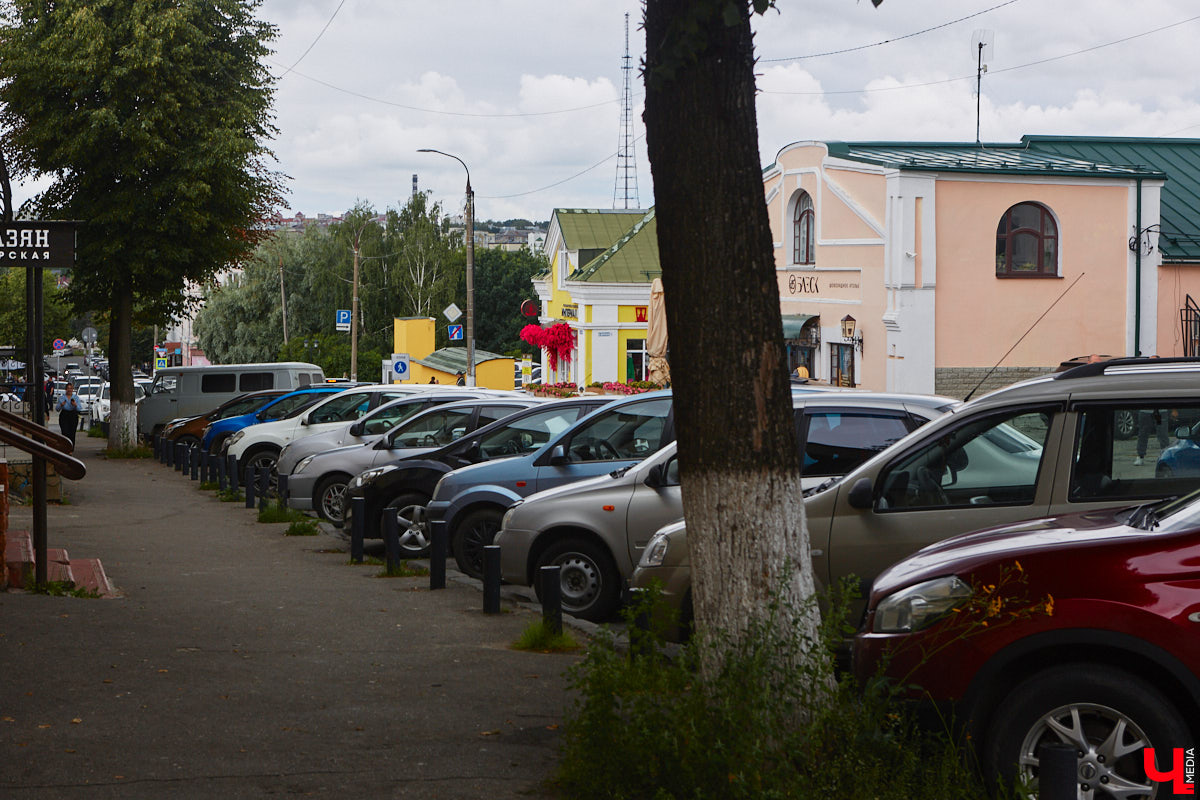 Во Владимире хотят создать почти 900 платных парковочных мест. А как у нас обстоят дела с бесплатными? Найти стоянку в центре — задача не из простых. Но если постараться, то вполне реально. «Ключ-Медиа» задался этой целью и готов поделиться с вами, где сейчас можно оставить автомобиль, не заплатив ни рубля.