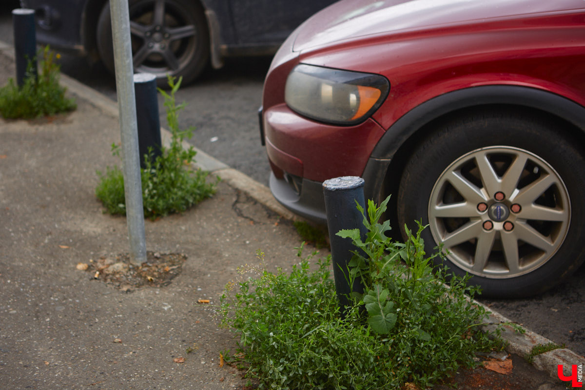 Во Владимире хотят создать почти 900 платных парковочных мест. А как у нас обстоят дела с бесплатными? Найти стоянку в центре — задача не из простых. Но если постараться, то вполне реально. «Ключ-Медиа» задался этой целью и готов поделиться с вами, где сейчас можно оставить автомобиль, не заплатив ни рубля.