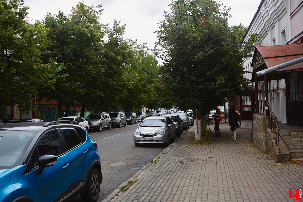 Во Владимире хотят создать почти 900 платных парковочных мест. А как у нас обстоят дела с бесплатными? Найти стоянку в центре — задача не из простых. Но если постараться, то вполне реально. «Ключ-Медиа» задался этой целью и готов поделиться с вами, где сейчас можно оставить автомобиль, не заплатив ни рубля.