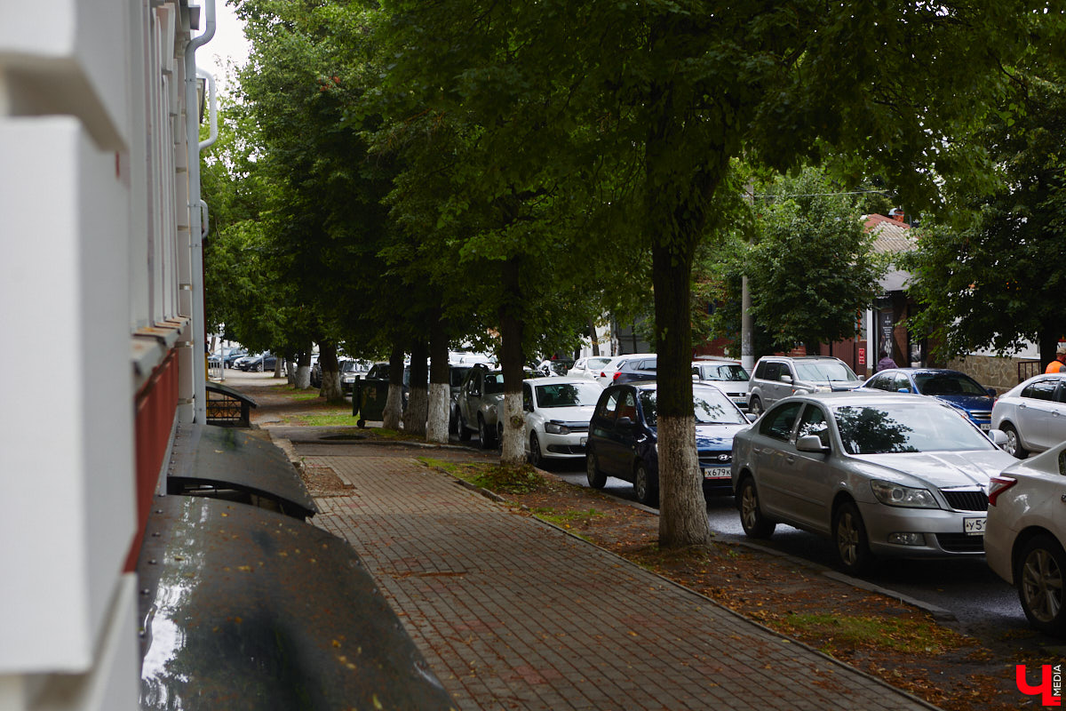 Во Владимире хотят создать почти 900 платных парковочных мест. А как у нас обстоят дела с бесплатными? Найти стоянку в центре — задача не из простых. Но если постараться, то вполне реально. «Ключ-Медиа» задался этой целью и готов поделиться с вами, где сейчас можно оставить автомобиль, не заплатив ни рубля.