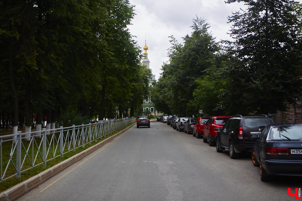 Во Владимире хотят создать почти 900 платных парковочных мест. А как у нас обстоят дела с бесплатными? Найти стоянку в центре — задача не из простых. Но если постараться, то вполне реально. «Ключ-Медиа» задался этой целью и готов поделиться с вами, где сейчас можно оставить автомобиль, не заплатив ни рубля.