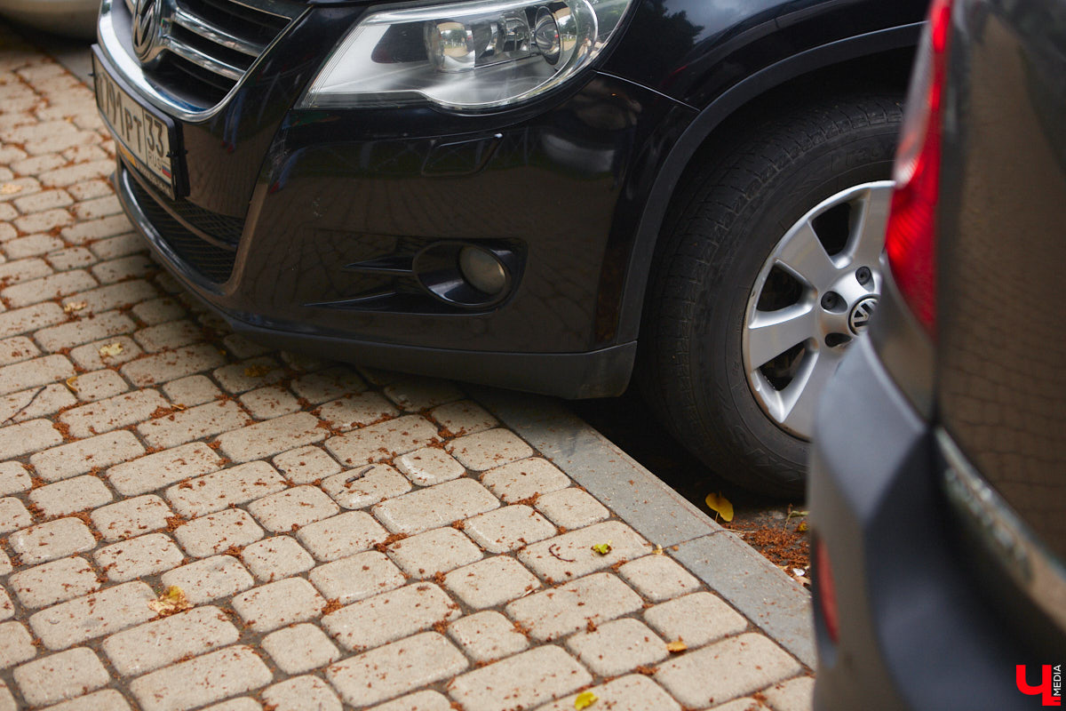 Во Владимире хотят создать почти 900 платных парковочных мест. А как у нас обстоят дела с бесплатными? Найти стоянку в центре — задача не из простых. Но если постараться, то вполне реально. «Ключ-Медиа» задался этой целью и готов поделиться с вами, где сейчас можно оставить автомобиль, не заплатив ни рубля.