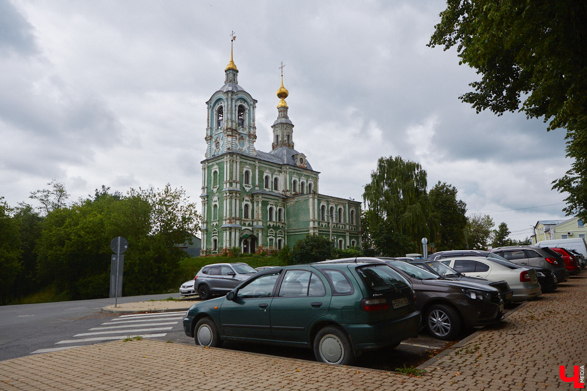 Во Владимире хотят создать почти 900 платных парковочных мест. А как у нас обстоят дела с бесплатными? Найти стоянку в центре — задача не из простых. Но если постараться, то вполне реально. «Ключ-Медиа» задался этой целью и готов поделиться с вами, где сейчас можно оставить автомобиль, не заплатив ни рубля.