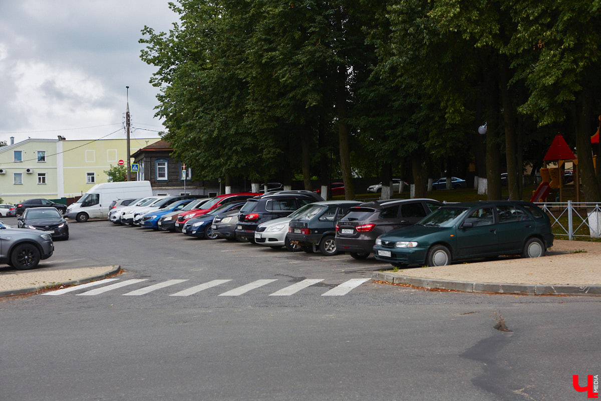 Во Владимире хотят создать почти 900 платных парковочных мест. А как у нас обстоят дела с бесплатными? Найти стоянку в центре — задача не из простых. Но если постараться, то вполне реально. «Ключ-Медиа» задался этой целью и готов поделиться с вами, где сейчас можно оставить автомобиль, не заплатив ни рубля.