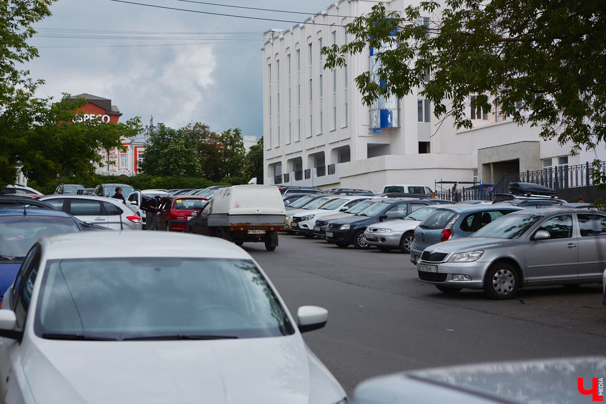 Во Владимире хотят создать почти 900 платных парковочных мест. А как у нас обстоят дела с бесплатными? Найти стоянку в центре — задача не из простых. Но если постараться, то вполне реально. «Ключ-Медиа» задался этой целью и готов поделиться с вами, где сейчас можно оставить автомобиль, не заплатив ни рубля.