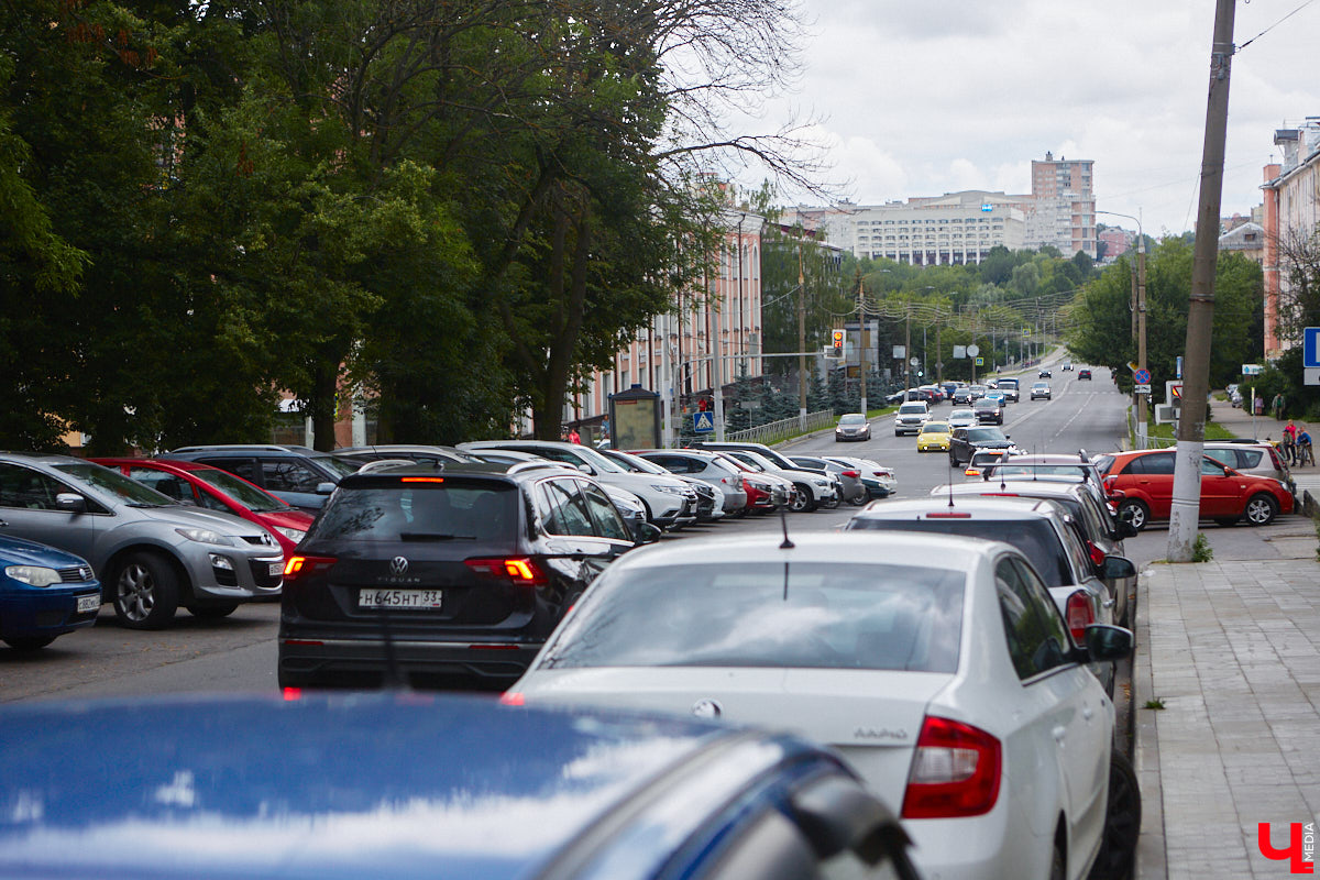 Во Владимире хотят создать почти 900 платных парковочных мест. А как у нас обстоят дела с бесплатными? Найти стоянку в центре — задача не из простых. Но если постараться, то вполне реально. «Ключ-Медиа» задался этой целью и готов поделиться с вами, где сейчас можно оставить автомобиль, не заплатив ни рубля.