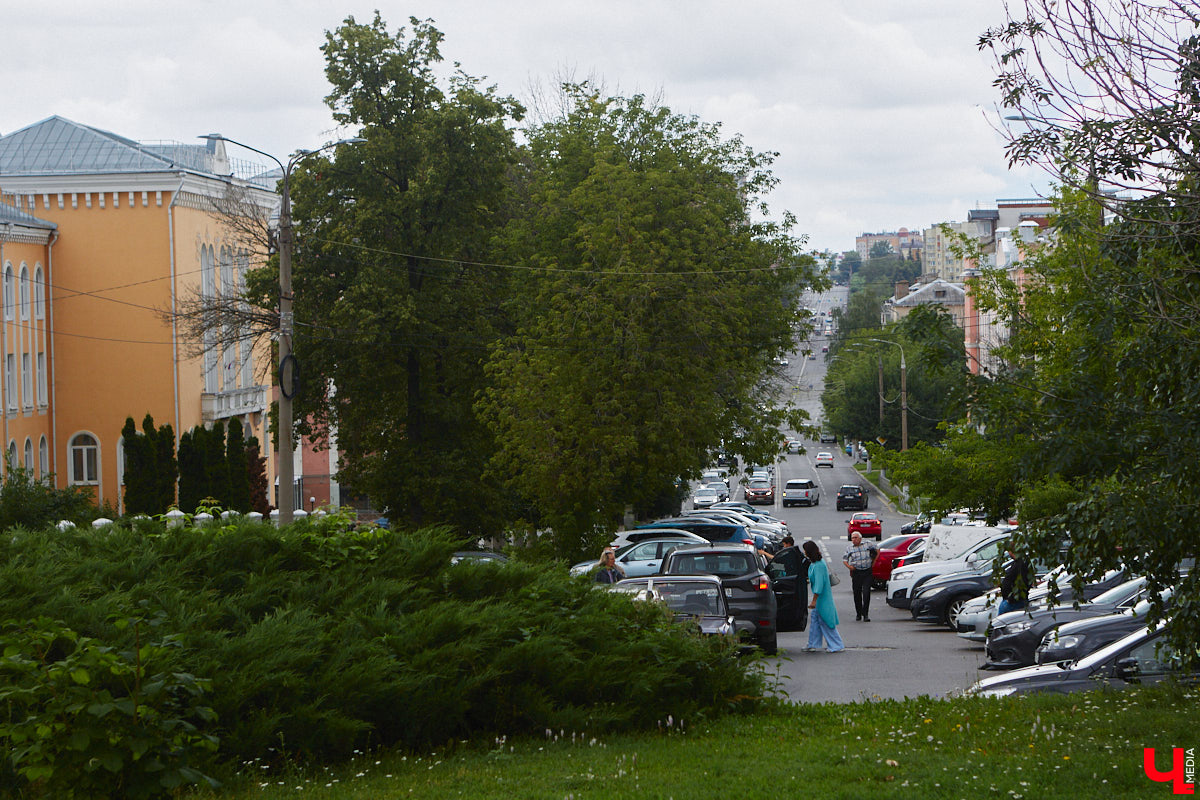 Во Владимире хотят создать почти 900 платных парковочных мест. А как у нас обстоят дела с бесплатными? Найти стоянку в центре — задача не из простых. Но если постараться, то вполне реально. «Ключ-Медиа» задался этой целью и готов поделиться с вами, где сейчас можно оставить автомобиль, не заплатив ни рубля.