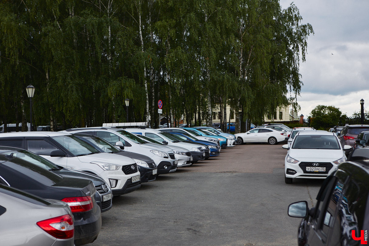 Во Владимире хотят создать почти 900 платных парковочных мест. А как у нас обстоят дела с бесплатными? Найти стоянку в центре — задача не из простых. Но если постараться, то вполне реально. «Ключ-Медиа» задался этой целью и готов поделиться с вами, где сейчас можно оставить автомобиль, не заплатив ни рубля.