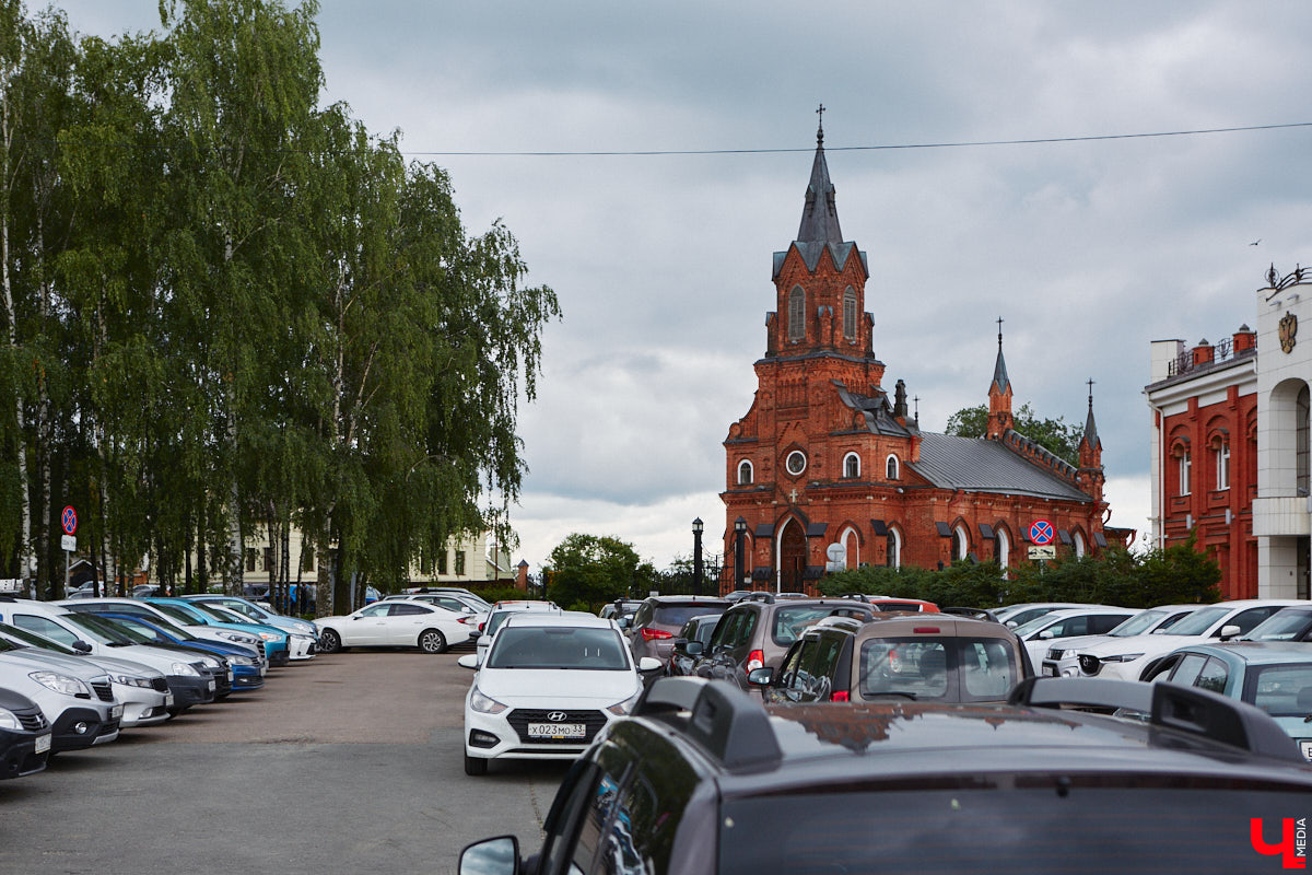 Во Владимире хотят создать почти 900 платных парковочных мест. А как у нас обстоят дела с бесплатными? Найти стоянку в центре — задача не из простых. Но если постараться, то вполне реально. «Ключ-Медиа» задался этой целью и готов поделиться с вами, где сейчас можно оставить автомобиль, не заплатив ни рубля.
